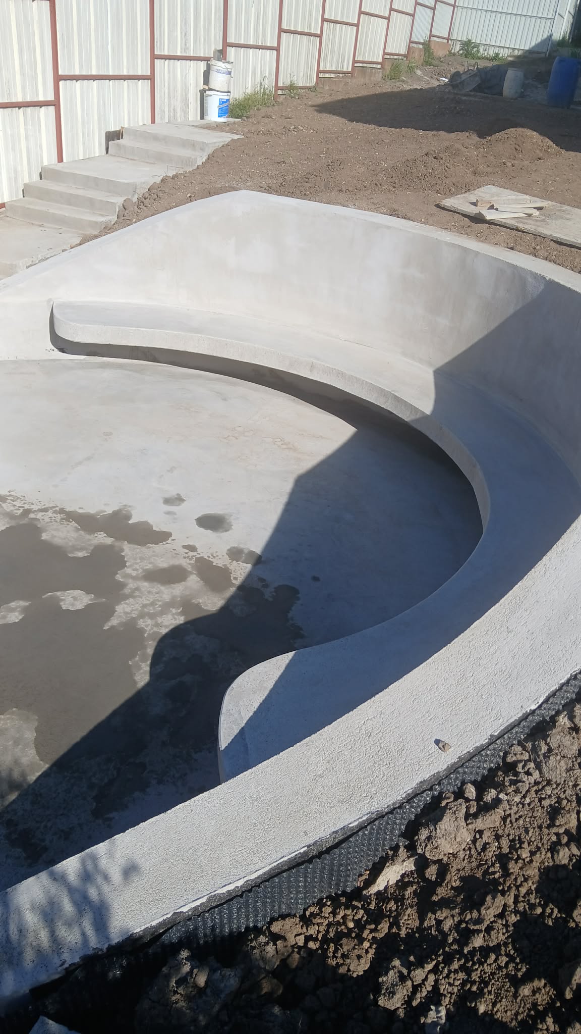 Egyedi beton medence